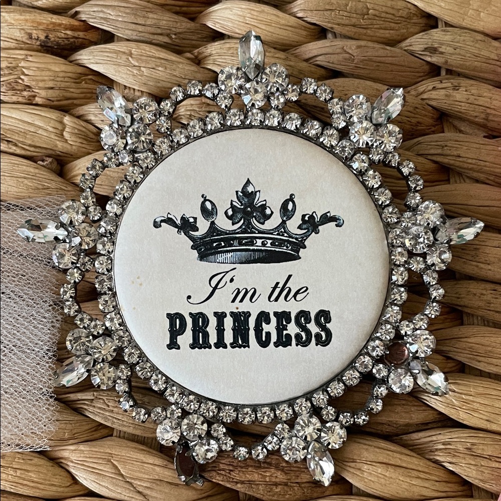 Children's Queen Banner, Wand & Pins - Picture 6 of 6